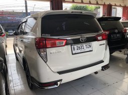 Toyota Ventury Putih 9