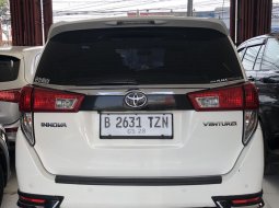 Toyota Ventury Putih 10
