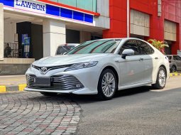 Toyota Camry 2.5 Hybrid 2020 km 10rb dp 20jt usd 2022 siap tkr tambah om