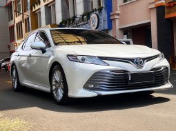 Toyota Camry 2.5 Hybrid 2020 km 10rb usd 2022 bs tkr tambah