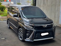 Toyota Voxy 2.0 A/T 2018 hitam sunroof dp66jt km50rban cash kredit proses bisa dibantu