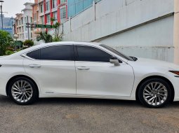 Lexus ES 300h Ultra Luxury 2019 putih km20rban cash kredit proses bisa dibantu 4