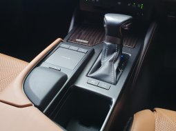 Lexus ES 300h Ultra Luxury 2019 putih km20rban cash kredit proses bisa dibantu 8