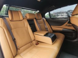 Lexus ES 300h Ultra Luxury 2019 putih km20rban cash kredit proses bisa dibantu 10