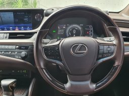 Lexus ES 300h Ultra Luxury 2019 putih km20rban cash kredit proses bisa dibantu 11