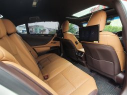 Lexus ES 300h Ultra Luxury 2019 putih km20rban cash kredit proses bisa dibantu 12