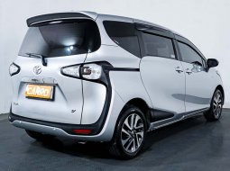 Toyota Sienta V MT 2018 6