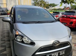 Toyota Sienta V 2016