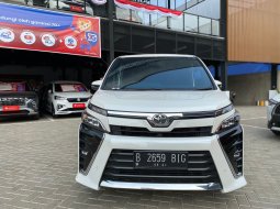 Toyota Voxy 2.0 A/T 2019