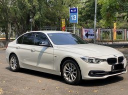 BMW 3 Series 320i 2016 Putih 3