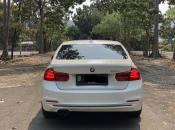 BMW 3 Series 320i 2016 Putih 4