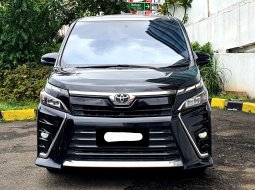 Toyota Voxy 2.0 A/T 2019 hitam sunroof km 33rban dp 80 jt cash kredit proses bisa dibantu