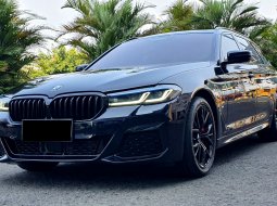 BMW 5 Series 530i M Sport 2023 hitam baru bisa langsung an pembeli cash kredit proses bisa dibantu 3