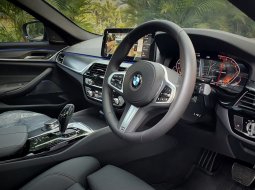 BMW 5 Series 530i M Sport 2023 hitam baru bisa langsung an pembeli cash kredit proses bisa dibantu 16