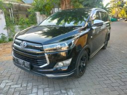 Toyota Venturer 2.0 A/T BSN 2018 MPV hitam 2