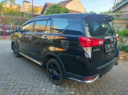 Toyota Venturer 2.0 A/T BSN 2018 MPV hitam 8
