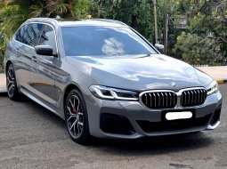 BMW 5 Series 530i M Sport 2022 wagon abu km 4 ribuan pajak panjang cash kredit proses bisa dibantu