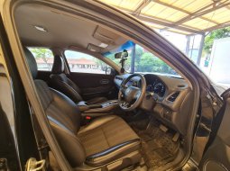 Honda HR-V 1.5L E CVT 2017 Hitam 6