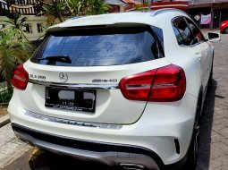 Mercedes-Benz GLA 200 Gasoline 2015 Putih 2