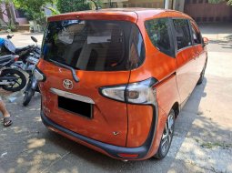  TDP (3JT) Toyota Sienta V 1.5 4X2 AT 2017 Orange  2