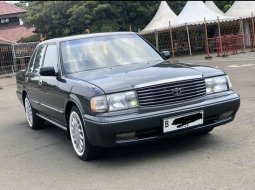 Toyota Crown Super Saloon 1992 Abu-abu