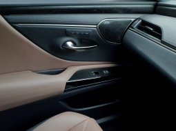 KM15rb! Lexus ES300 Hybrid Ultra Luxury Facelift At 2022 Sonic Titanium 14