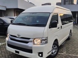 Toyota Hiace Commuter 2023 1