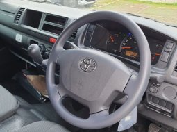 Toyota Hiace Commuter 2023 6