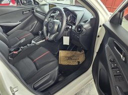Mazda 2 R  AT ( Matic ) 2016 Putih Km Low 50rban 9