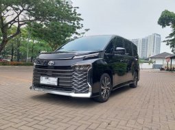 Toyota New Voxy CVT At Matic 2022 Ungu