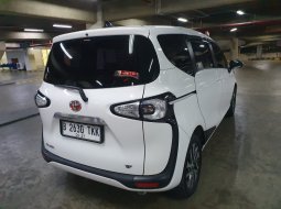 Toyota Sienta V 2017 Low KM Gresss 7