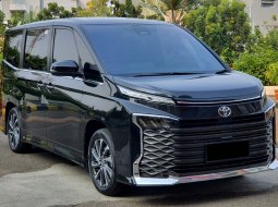 NEW Toyota Voxy 2.0 CVT TSS Facelift At 2022 Hitam Black on Black 2