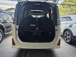 Toyota Voxy 2.0 AT ( Matic ) 2018 Putih Km 79rban Plat Bekasi 6