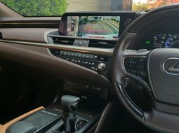 Lexus ES 300 Hybrid Ultra Luxury At 2021 abu metalik 2