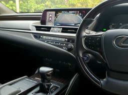 Lexus ES 300h Ultra Luxury 2020 hitam dp 57 jt cash kredit proses bisa dibantu 9