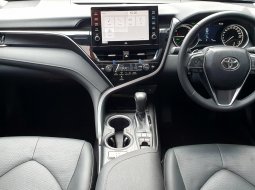 Toyota Camry 2.5 Hybrid 2022 hitam km 9ribuan cash kredit proses bisa dibantu pajak panjang 10