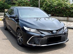 Toyota Camry 2.5 Hybrid 2022 hitam km9rban pajak panjang cash kredit proses bisa dibantu