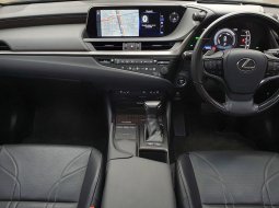 KM 20rb! Lexus ES300 Hybrid Ultra Luxury At 2018 Hitam 9