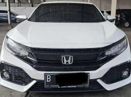 Honda Civic HB E A/T ( Matic ) 2019 Putih Km 45rban Mulus Siap Pakai