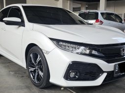 Honda Civic Hatchback E A/T ( Matic ) 2019 Putih Km 45rban Mulus Siap Pakai Good Condition 4