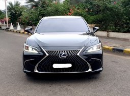 Lexus ES 300h Ultra Luxury 2018 hitam km20rban cash kredit proses bisa dibantu