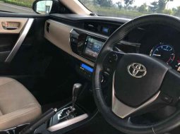 Toyota Corolla Altis 1.8 HV Hitam 4