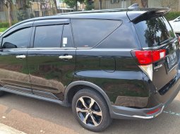 Toyota Kijang Inova Venturer 2.4 A/T DSL 2022 Hitam 5