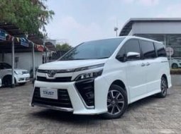 Toyota Voxy 2.0 A/T 2019 Putih