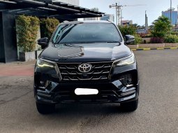 Toyota Fortuner New  4x2 2.8 A/T DSL GR Sport hitam km 16rban cash kredit proses bisa dibantu