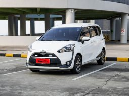 Toyota Sienta V 2018 Putih 3