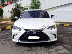 Lexus ES 300h Ultra Luxury 2019 putih km22 rban sunroof cash kredit proses bisa