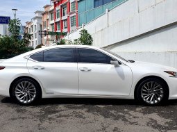 KM22rb Lexus ES 300h hybrid Ultra Luxury At 2019 Sedan putih 2