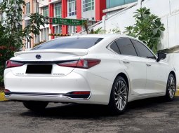 KM22rb Lexus ES 300h hybrid Ultra Luxury At 2019 Sedan putih 3