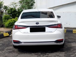 KM22rb Lexus ES 300h hybrid Ultra Luxury At 2019 Sedan putih 4